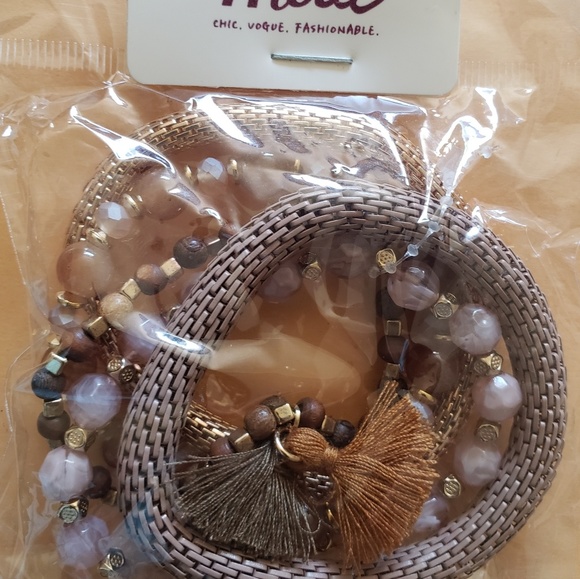 Tassle Charm  5 Pc Stretch Bracelet. - Picture 7 of 7